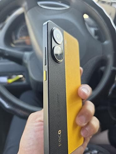 Poco Pocophone F1, Б/у, 256 ГБ, цвет - Желтый, 2 SIM