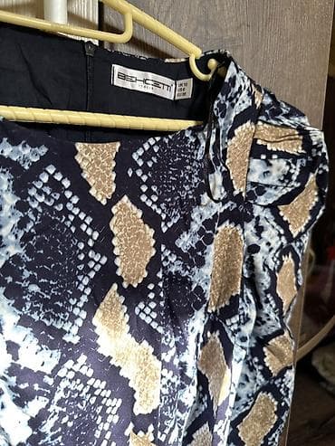 apple whatch 6: Платье макси с поясом и принтом под змеиную кожу. - Длина: макси — 5