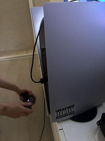 PlayStation 5, 1 ТБ. В комплекте два геймпада DualSense: белый и