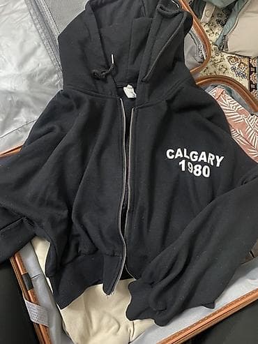 Продаю вещи каждая вещь стоит 500 сом кроме серой футболки черной