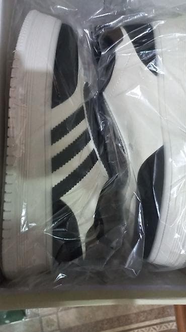 Эркектер кийими: Кроссовки в классическом черно‑белом дизайне с тремя контрастными — 1