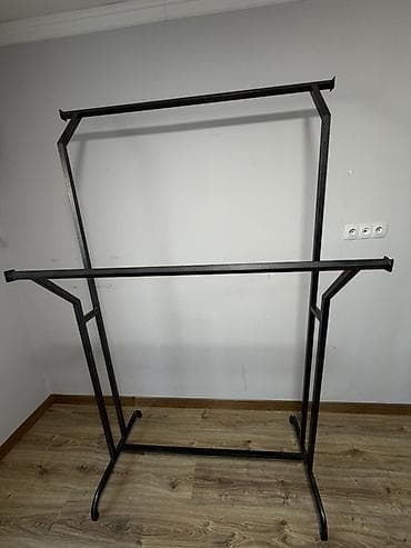 Вешалки: Двухъярусная напольная металлическая вешалка для одежды. - — 1