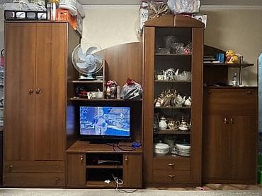 Гостиная стенка из ЛДСП под тёмное дерево, модульная, с комбинацией