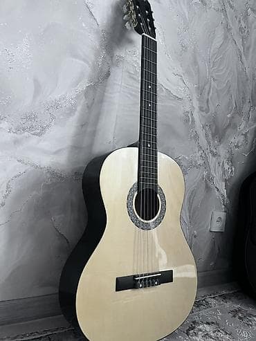 бу гитары: Классическая гитара 4/4, нейлоновые струны. - Верхняя дека — светлая — 2