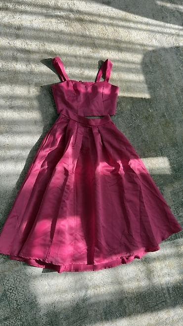 осений бал: Розовый комплект из атласной ткани: кроп‑топ с широкими бретелями и — 2