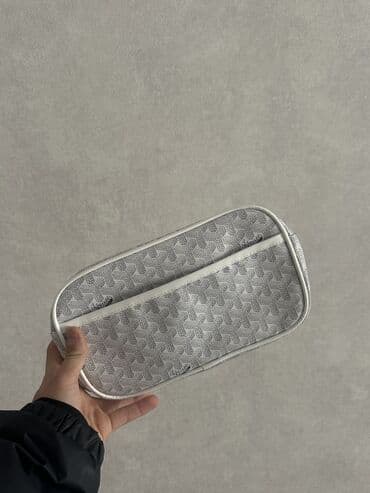 Сумка-клатч светло-серого цвета с фирменным узором. Особенности: -