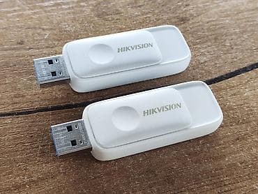 Продаю флешки HIKVISION на 32GB. Обе с USB 3.2 (смотрите фото) Обе