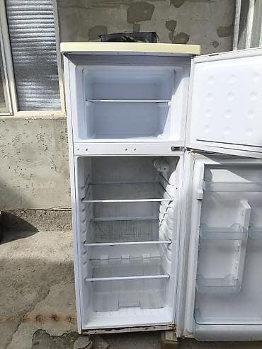 Холодильник двухкамерный, верхняя морозилка. Особенности: -