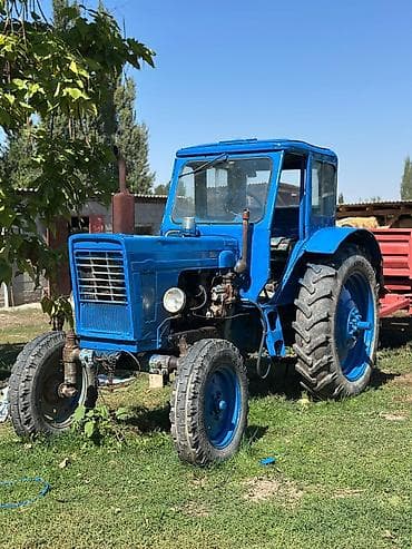 Трактор колёсный, с кабиной, сине‑голубой окрас. Основные