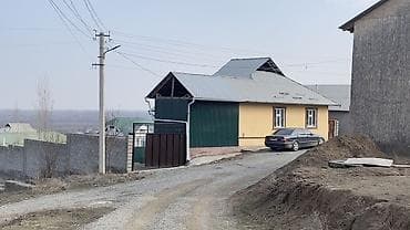 общежитие квартиры: Продаётся жилой дом с приусадебным участком. - Дом одноэтажный — 1