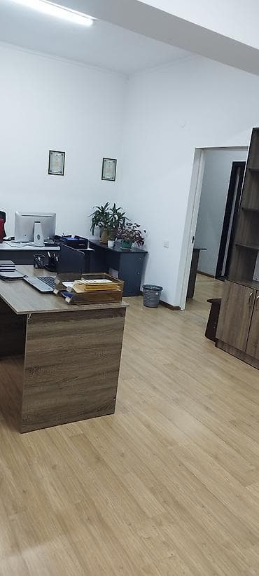 восточный квартал: Срочно сдаю офис! Район восточного автовокзала. офис по Осмонкула. НЕ — 7