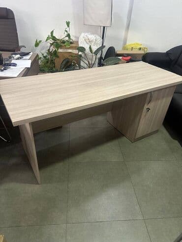 Офисные шкафы: Стол для офиса. Размеры 70 см*180 см. Есть небольшое вздутие от воды — 2