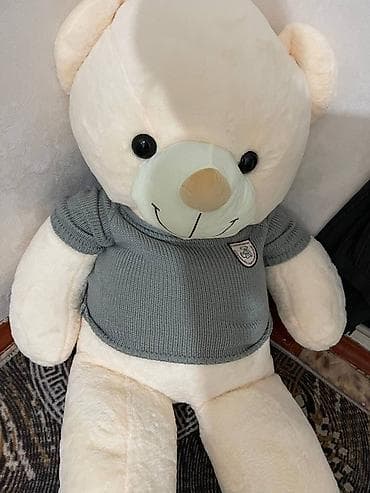 Большой плюшевый медведь в свитере - Мягкая игрушка в виде медведя