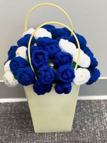букет пионы: Вязаный плед «букет» в декоративной коробке-кашпо. - Состав: ручная — 3