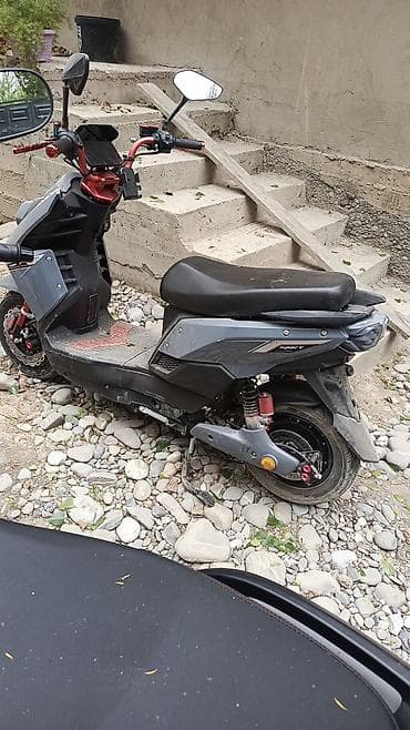 бэушный скутер: Электроскутер/мопед городского типа, серый цвет, спортивный дизайн — 1