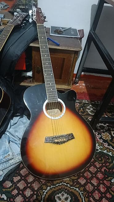 Акустическая гитара с вырезом (cutaway), корпус типа джамбо с