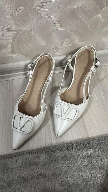 Белые женские туфли-слингбэки на каблуке. - Модель: закрытый острый