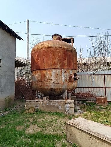 Металлическая вертикальная емкость/резервуар промышленного типа