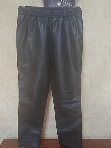 Черные брюки из эко‑кожи - Прямой крой, средняя посадка. - Пояс на