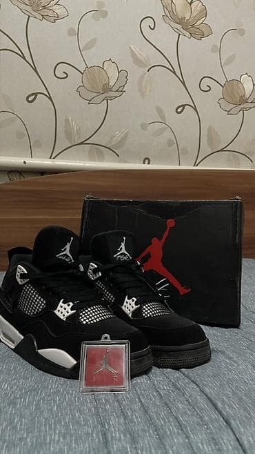 nike react: Кроссовки Jordan 4 Retro, черно-белая расцветка.Важно не носились — 4
