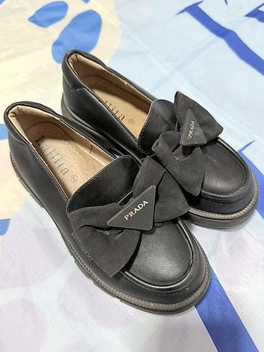 Лоферы для девочки с бантом и треугольной накладкой PRADA на подъёме at lalafo.kg Лоферы для девочки с бантом и треугольной накладкой PRADA на подъёме
