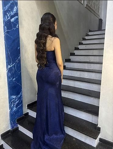 Вечернее платье в пол, цвет — глубокий тёмно‑синий с деликатным