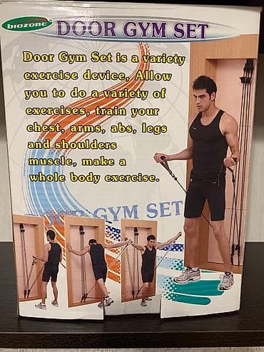 Тренажёрный эспандер крепится к двери. Трубчатый эспандер используется