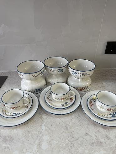 dinner table: Столовый сервиз из фарфора с цветочным декором и синей окантовкой — 5