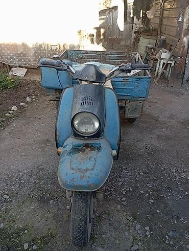 Моторная трёхколёсная тележка (мототрицикл) с грузовой платформой. -