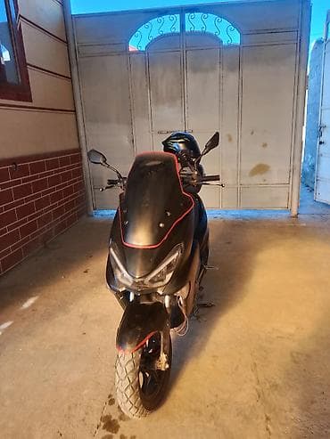 200 кубовые мотоциклы: Скутер 150–200 см³ (визуально класс GT), цвет матовый чёрный с — 1