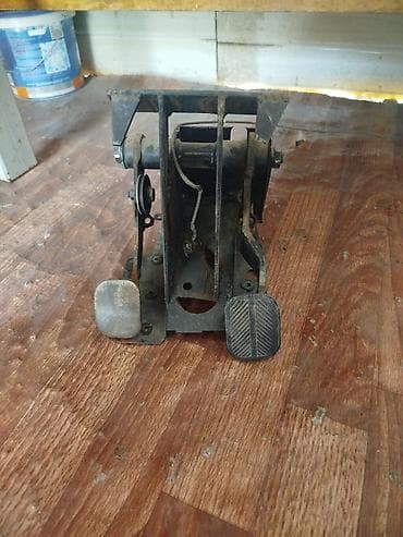 Педальный узел для автомобиля (две педали: тормоз и сцепление) с