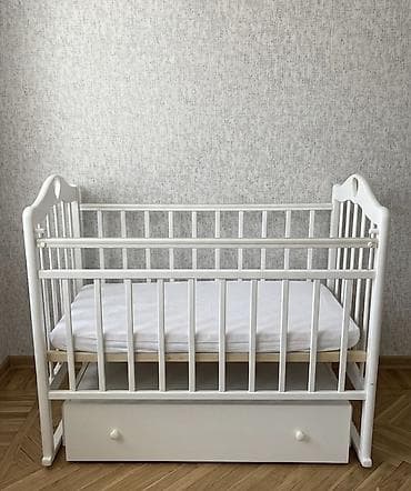 Мебель: Детская кроватка + пеленальный столик IKEA (набор для ухода за — 1