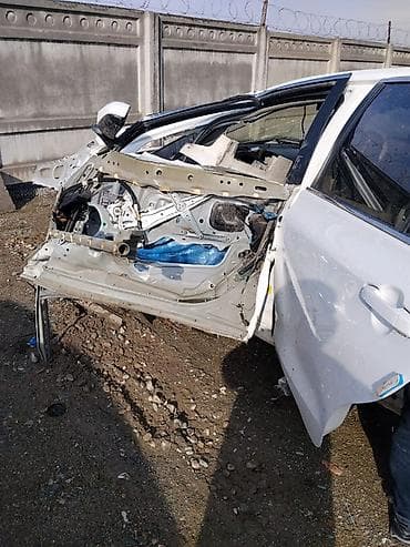 Продается аварийная Toyota Camry Hybrid (седан, белый цвет) — на — 5