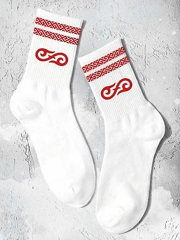 Белые хлопковые носки средней длины с этническим орнаментом. -