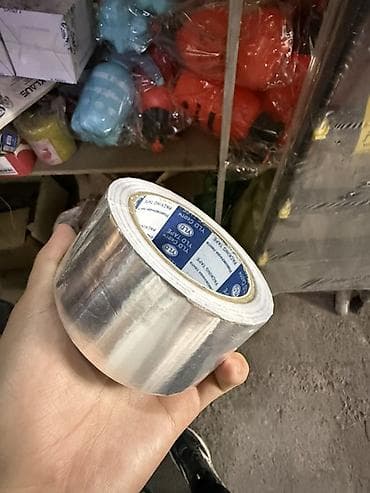 фольгированный: Алюминиевая клейкая лента (фольгированный скотч) в рулоне. - — 1