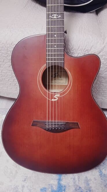 комбик для акустической гитары: Акустическая гитара Sevenia (логотип S) с вырезом (cutaway).звук — 8