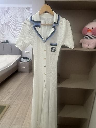 Трикотажное платье-макси в стиле preppy - Цвет: молочно‑белый - at lalafo.kg Трикотажное платье-макси в стиле preppy - Цвет: молочно‑белый -