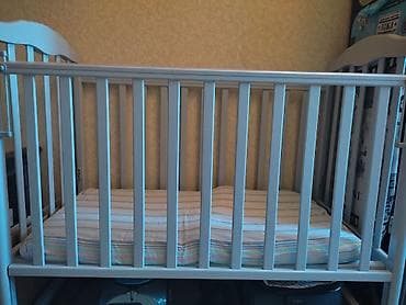 Тумбы и подставки: Детская кроватка, цвет серый+ матрас в подарок. Ребёнок в кроватке — 2