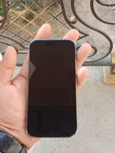 Смартфон с безрамочным дизайном и экраном с вырезом под фронтальную