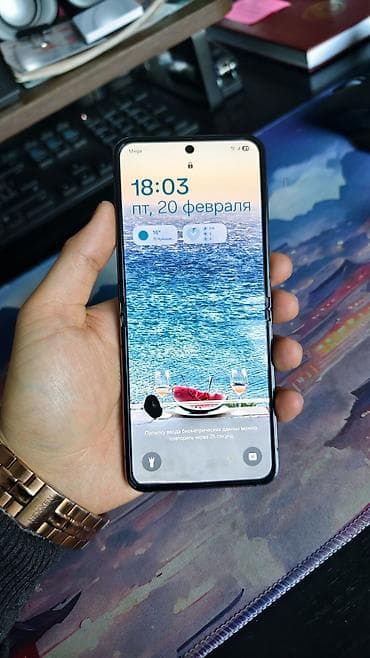 раскладной самсунг: Смартфон‑раскладушка с гибким внутренним дисплеем и внешней панелью — 1