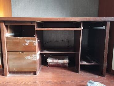 стол рабочий офисный: Компьютерный стол 
в слабом состоянии 
2 полки сломаны
б/у — 2