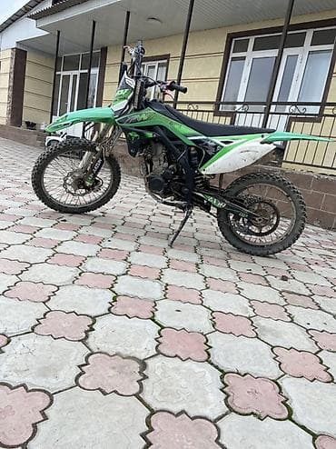 Кумурска мотороллер: Питбайк/эндуро мотоцикл WOLF (стикеры Wolf) зелёно‑чёрно‑белого цвета — 3