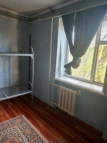 kant flat: Комната в квартире - Небольшая светлая комната с окном на зелёный — 2