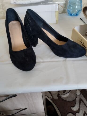 Продаю красивые модельные туфельки тёмно-синего цвета со