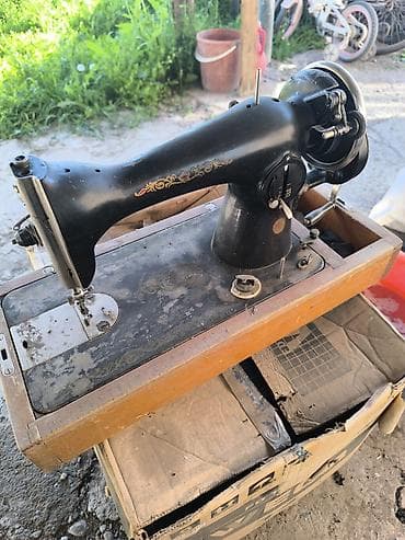 mx 3: Механическая швейная машина с ручным приводом в деревянном кофре — 2