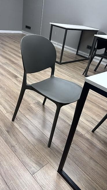 стол компьютерный с регулировкой высоты: Пластиковый стул, Новый, цвет - Черный — 1