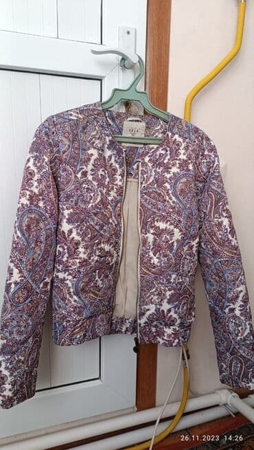 Куртка-бомбер женская с ярким узором "пейсли" выполнена в белых