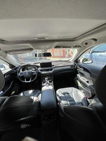 geely preface: Hongqi H5, белый седан бизнес-класса. 1.8 турбо. На проставках — 5