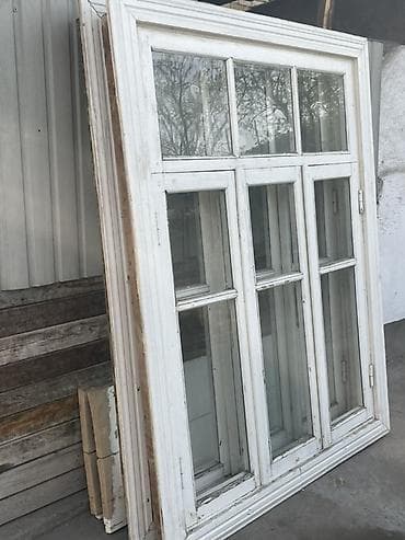 Деревянное оконное блок с форточками, классическая филёнчатая рама в