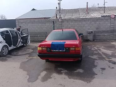 круглое зеркало: Audi 100: 1988 г., 2 л, Механика, Бензин, Седан — 2